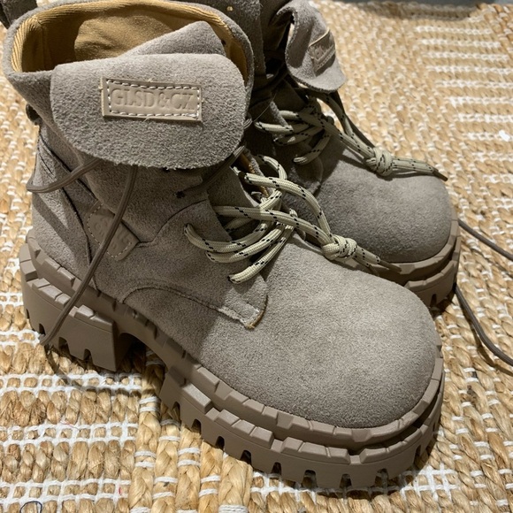 Cutest boots ever - Picture 4 of 6